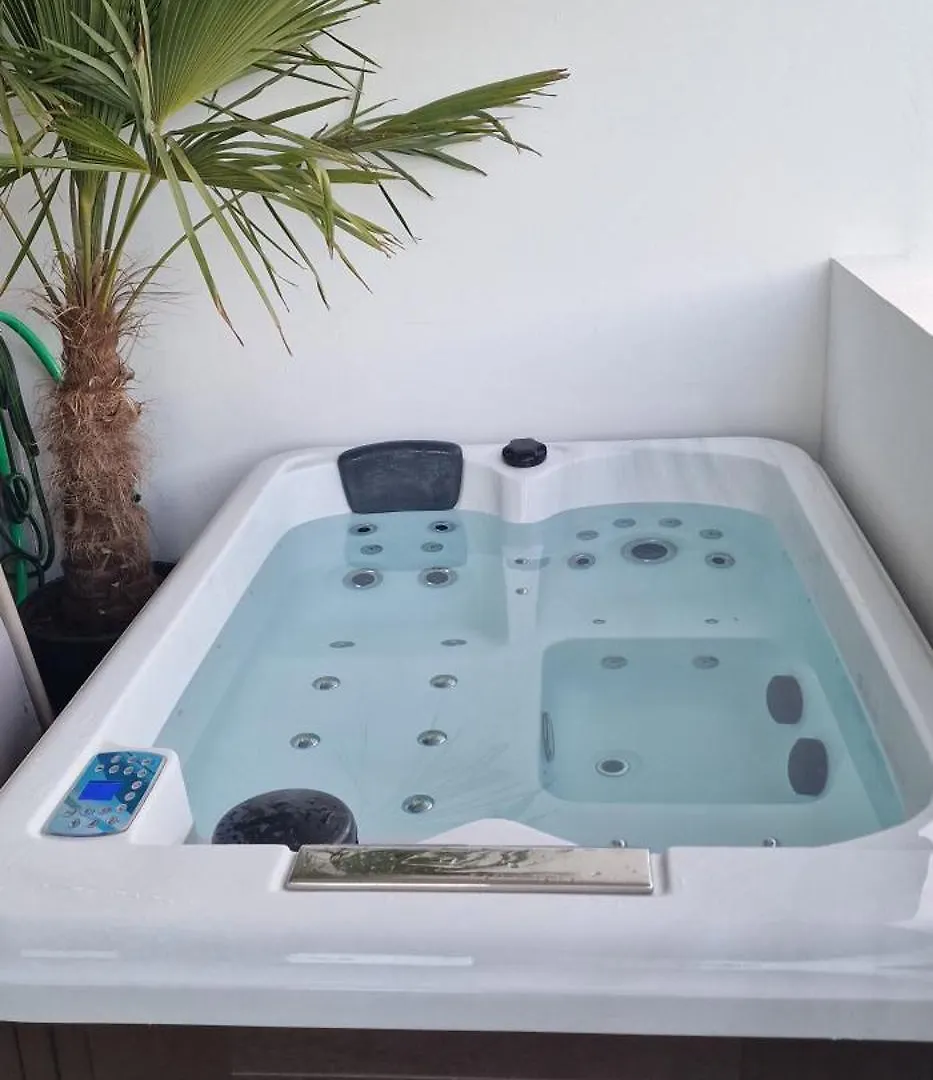 Bien Design Avec Jacuzzi Et Piscine Apartment Villeneuve-Loubet 0*,  France