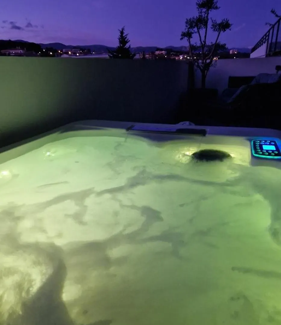 Bien Design Avec Jacuzzi Et Piscine Apartment Villeneuve-Loubet 0*,  France