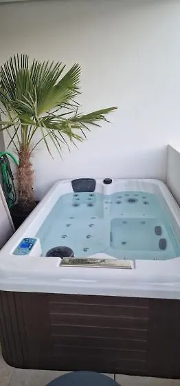 Bien Design Avec Jacuzzi Et Piscine Apartment Villeneuve-Loubet